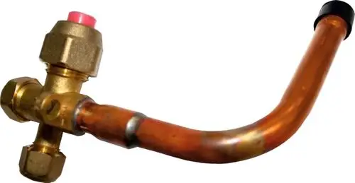 Heizungszubehör von Wolf, bestehend aus einem gebogenen Kupferrohr und einem Messingabsperrhahn, der für eine gasbetriebene Anlage geeignet ist.